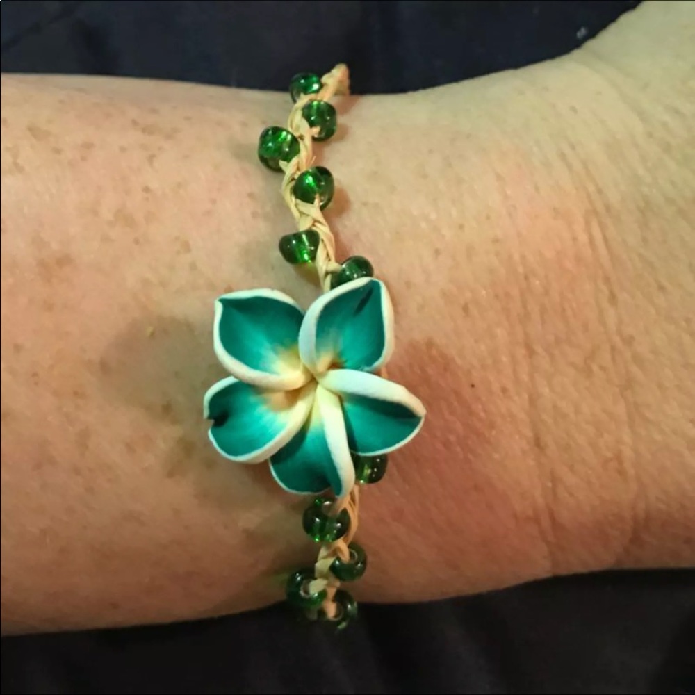 Green Hawaiian Flower bead bracelet rose